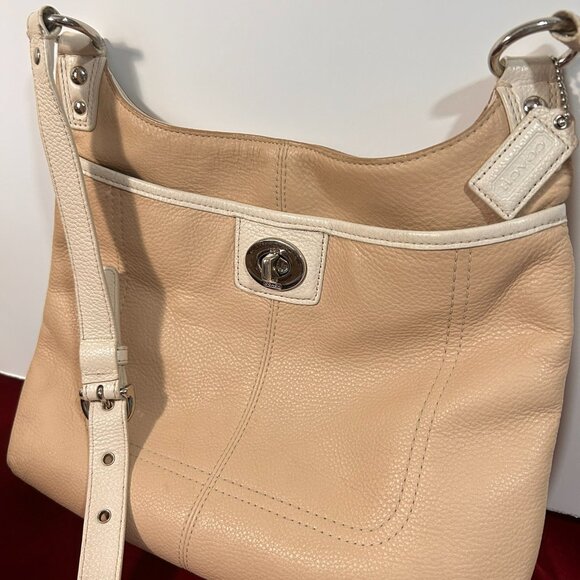 β¨ 2012 Coach Penelope Crossbody β A Classic with a Curated Edge β¨ - Picture 2 of 10
